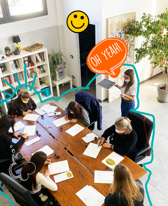 Un team che ha organizzato una riunione all'interno di uno spazio di lavoro condiviso: il coworking de Il Grande Yeah a Fucecchio